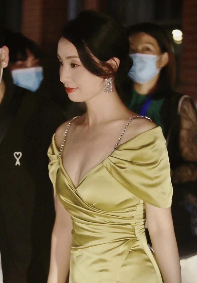 陶虹哪像50歲？穿禮服出街被人群簇擁，「家庭主婦」也很美 娛樂八卦吃瓜 第2张