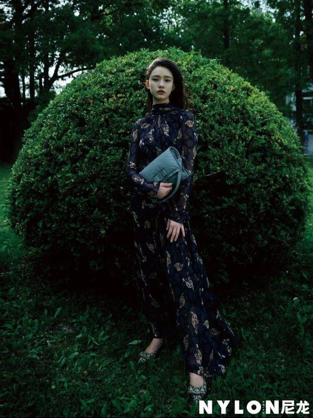 林允雜志大片曝光，穿法式復古裙裝配野生眉，演繹慵懶森系美少女 娛樂八卦吃瓜 第1张