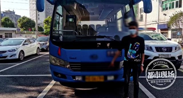 “跟着大哥，有吃有喝”教练开车拍视频炫耀？被交警安排