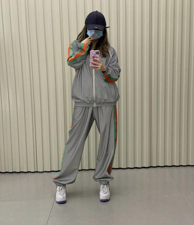 38歲劉芸走機場，穿嫩粉色短袖配短褲，全鑽口罩酷帥十足太吸睛 娛樂八卦吃瓜 第8张