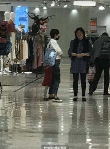文章和媽媽合體走機場，離婚後文章越活越年輕，穿背帶褲像少年 娛樂八卦吃瓜 第7张