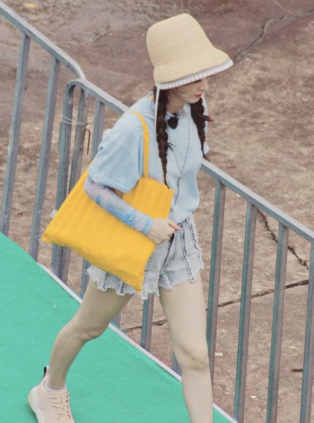 趙麗穎錄制綜藝美照曝光，穿著休閒卻很吸睛，化身時髦都市麗人 娛樂八卦吃瓜 第3张