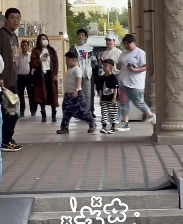 郭德綱老婆王惠人氣不低，出街有粉絲跟拍，德雲社老闆娘卻沒架子 娛樂八卦吃瓜 第6张