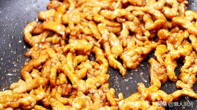 苦瓜炒肉絲，教你一招，肉絲又嫩又滑，一點都不柴 熱愛美食 第19张