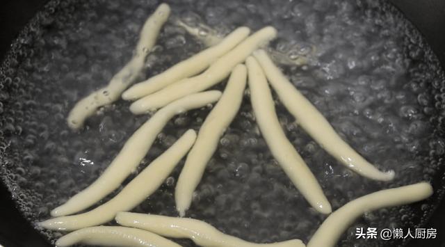 土豆別再燉肉了，教你一個新吃法，好吃到停不下來，比吃肉香 熱愛美食 第16张