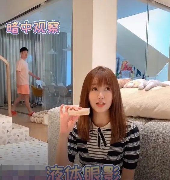 張子萱產後終於瘦身成功，一身少女穿搭笑容甜美，同框老公真甜蜜 娛樂八卦吃瓜 第5张