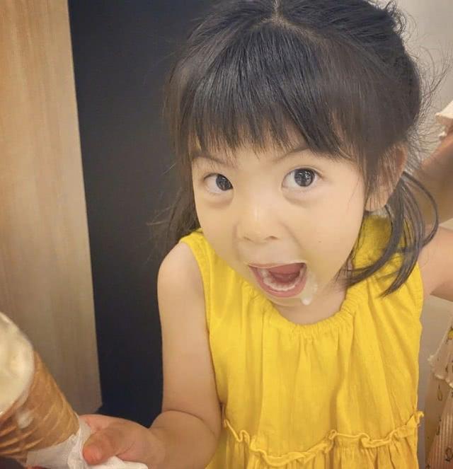 賈靜雯曬倆女兒照片，小女兒波妞比姐姐還大隻，倆娃顏值遺傳太好 娛樂八卦吃瓜 第5张