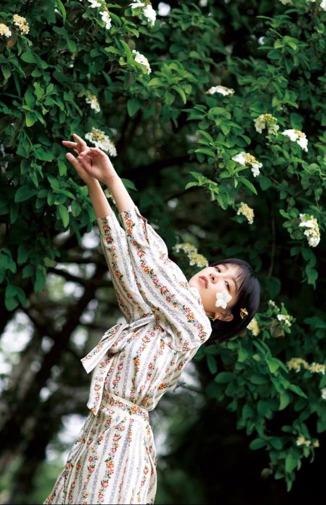 闞清子長發太美！白色收腰連衣裙氣質優雅甜美，一改以往帥氣風 娛樂八卦吃瓜 第8张