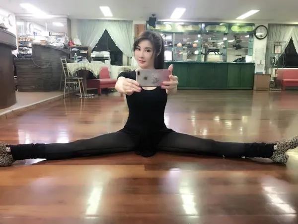 曾是炙手可熱的武打女星，如今52歲細腰，長腿依舊，令人羨慕 街拍正妹 第9张