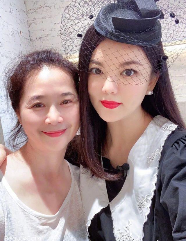 李湘夫婦現身網紅店，打扮隆重仿佛參加頒獎典禮，網友直呼太夸張 娛樂八卦吃瓜 第4张