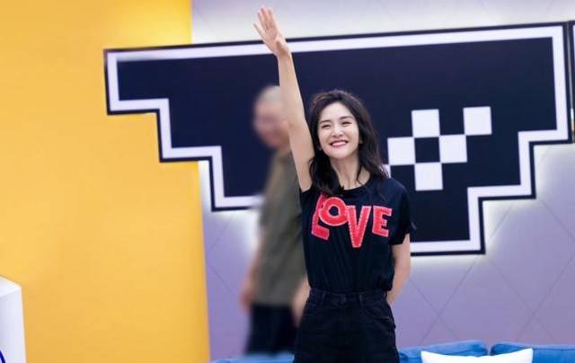 謝娜一身運動風亮相節目！泡麵頭搭配彩色發圈，青春活力好似少女 娛樂八卦吃瓜 第4张