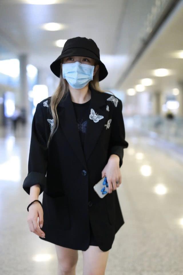 周揚青現身機場，穿大廓形黑色西裝秀細腿，分手後身材纖細完美 娛樂八卦吃瓜 第1张