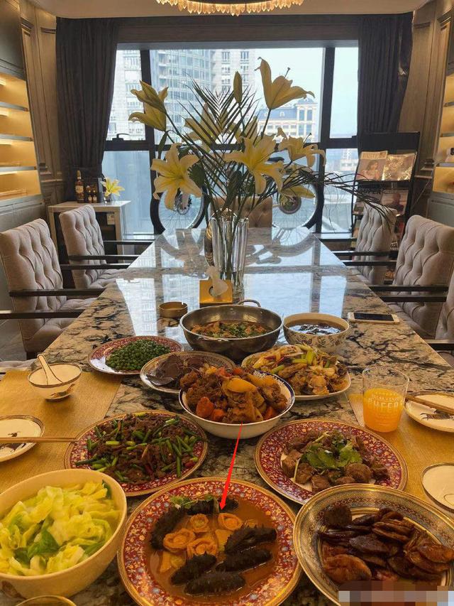 明星年夜飯吃啥？賈乃亮24道菜，張柏芝吃外賣，徐冬冬吃剩飯菜(图8)