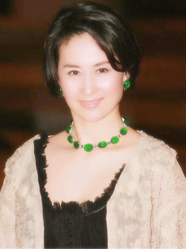 賭王之女何超瓊身份顯赫依舊無法逃脫家族魔咒，攜10億嫁許晉亨 娛樂八卦吃瓜 第24张