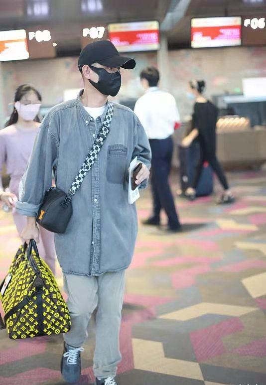 文章帶倆女兒走機場，他瘦不少顏值秒回升，大女兒舞蹈生氣質絕了 - 天天要聞
