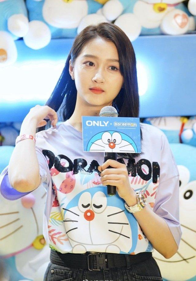 「國民閨女」關曉彤胖不少！為品牌站台生圖曝光，發福臉胖太吃虧 娛樂八卦吃瓜 第4张