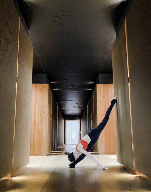 王子文曬瑜伽美照！身穿短款背心搭緊身瑜伽褲，姿勢難度盡顯功底 娛樂八卦吃瓜 第4张