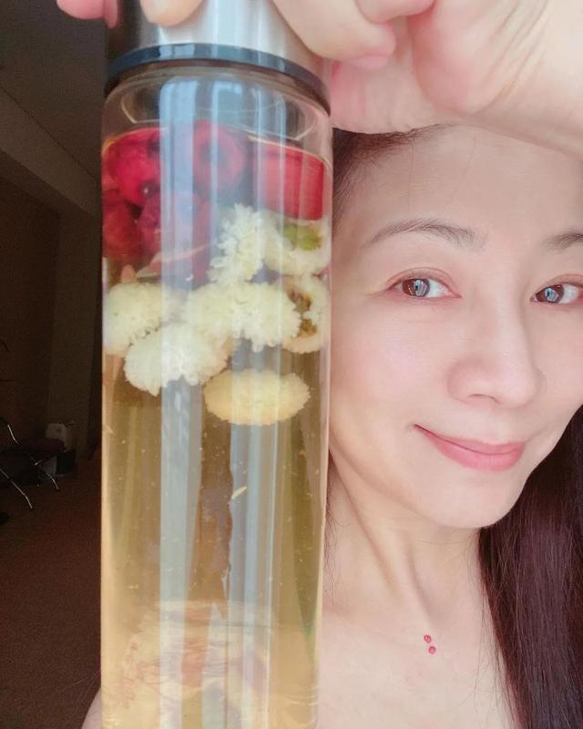 55歲方文琳年過半百依舊努力健身，收獲曼妙身材，自律的女人真美 街拍正妹 第8张