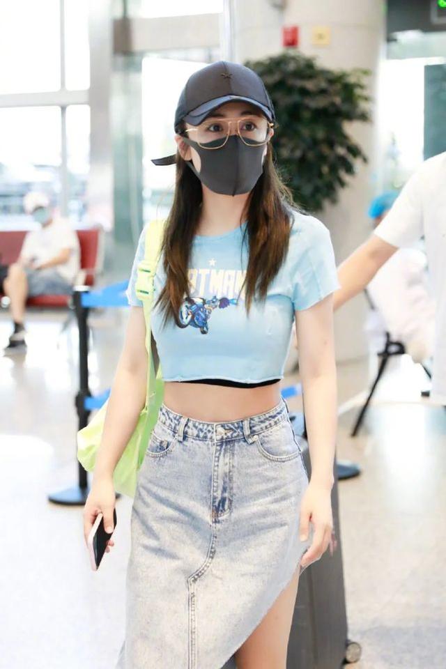 劉芸走機場，穿露臍短袖配斜面開叉牛仔裙，大秀「牛奶腿」真吸睛 娛樂八卦吃瓜 第1张