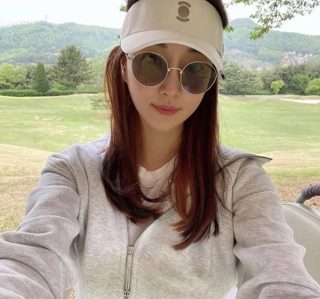 曾被評為「身材最火辣美女」的她，如今43歲了，依舊身材好氣質佳 街拍正妹 第1张