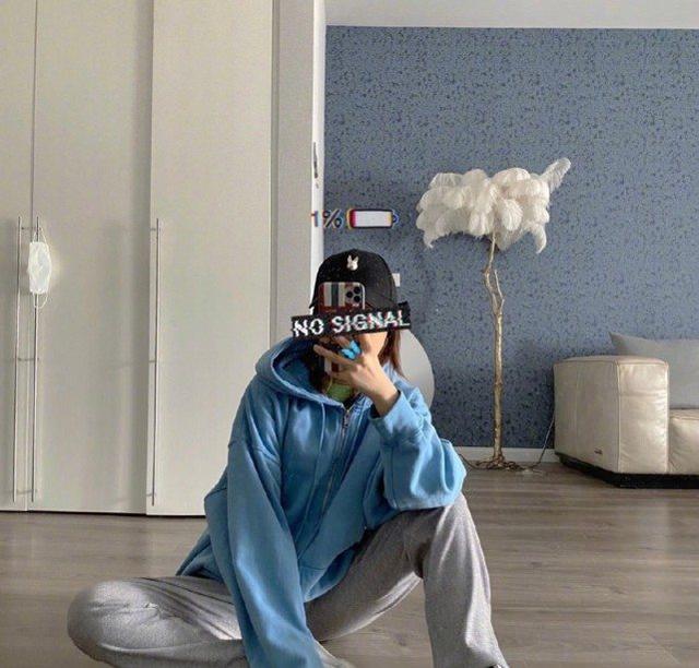 吳昕社交平台曬美照，一身碎花蕾絲淡黃色長裙，甜美俏皮如初戀 娛樂八卦吃瓜 第5张