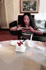 笑死我了，在高鐵上遇到了一個脫鞋的小姐姐，我用行動糾正了她 搞笑整蠱 第23张