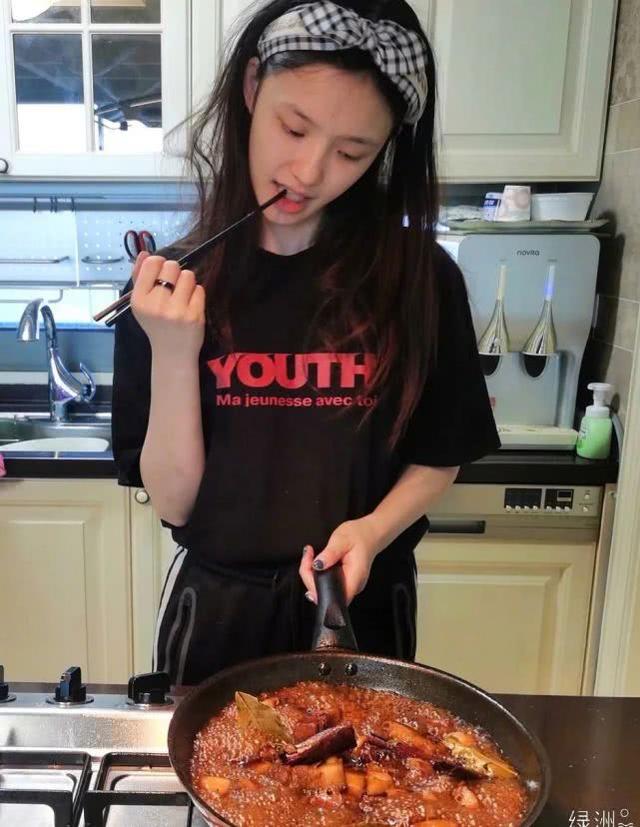 林允甜美穿搭走機場，一身白色套裝宛如仙女，網友：真是白到發光 娛樂八卦吃瓜 第8张
