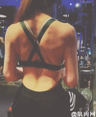 29歲女明星挑戰大重量硬拉，上圍傲人，網友：這身材好犯規 健身減肥達人 第4张