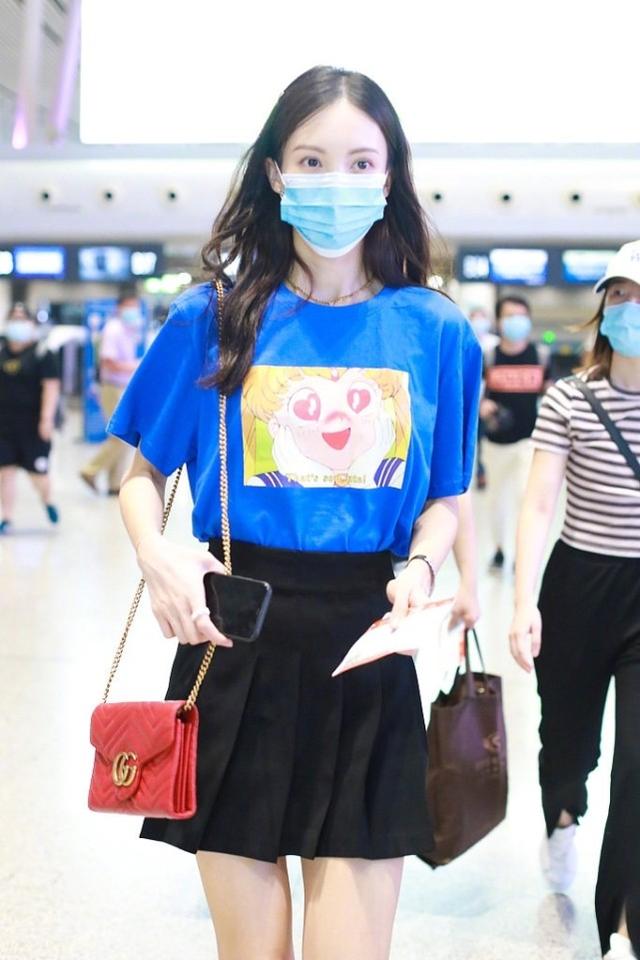 金晨金莎一前一後走機場，金莎膚白貌美太優越，和金晨哪像差7歲 娛樂八卦吃瓜 第3张