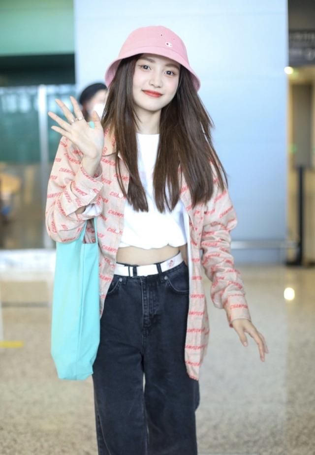 女企業家林小宅現身機場，明顯發福臉變圓，網友：和明星還是有壁 娛樂八卦吃瓜 第4张
