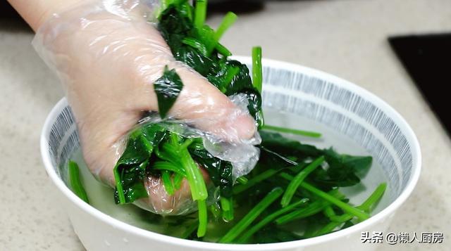菠菜怎麼做好吃？豬肝怎麼做好吃？天氣炎熱，教你這樣涼拌著吃 熱愛美食 第14张