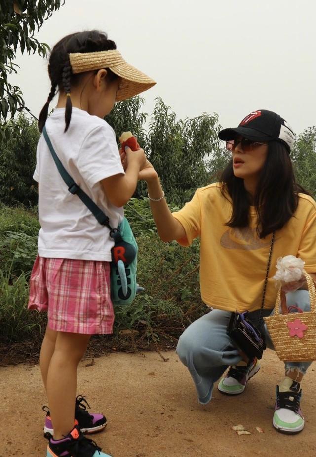章子怡一家假期郊遊，曬繼女和女兒醒醒美照，和繼女關系好像姐妹 娛樂八卦吃瓜 第5张