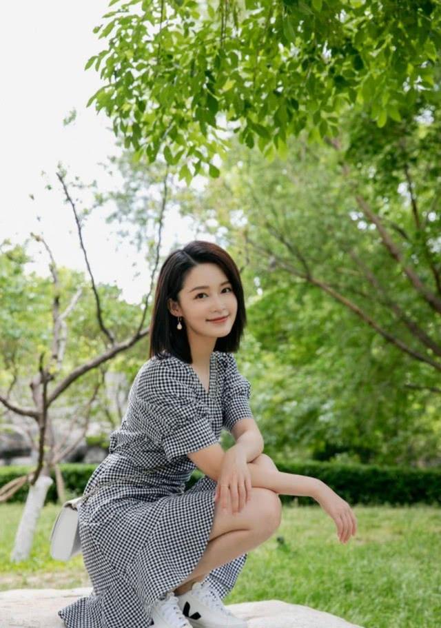 李沁社交平台曬美照！白色泡泡袖搭配高腰牛仔褲，氣質清新又素雅 娛樂八卦吃瓜 第5张