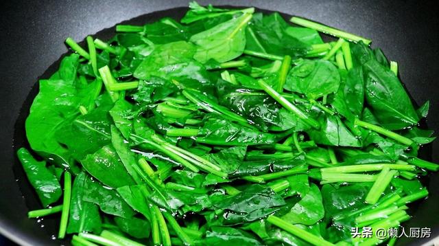 菠菜怎麼做好吃？豬肝怎麼做好吃？天氣炎熱，教你這樣涼拌著吃 熱愛美食 第12张