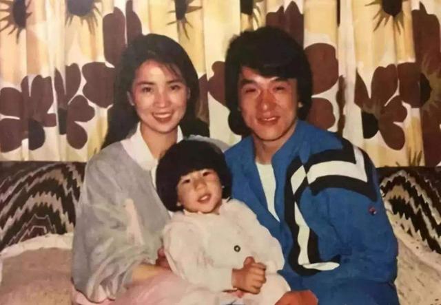 同樣是成龍的孩子，為啥房祖名坐擁220億財產，小龍女卻淪落街頭 娛樂八卦吃瓜 第26张