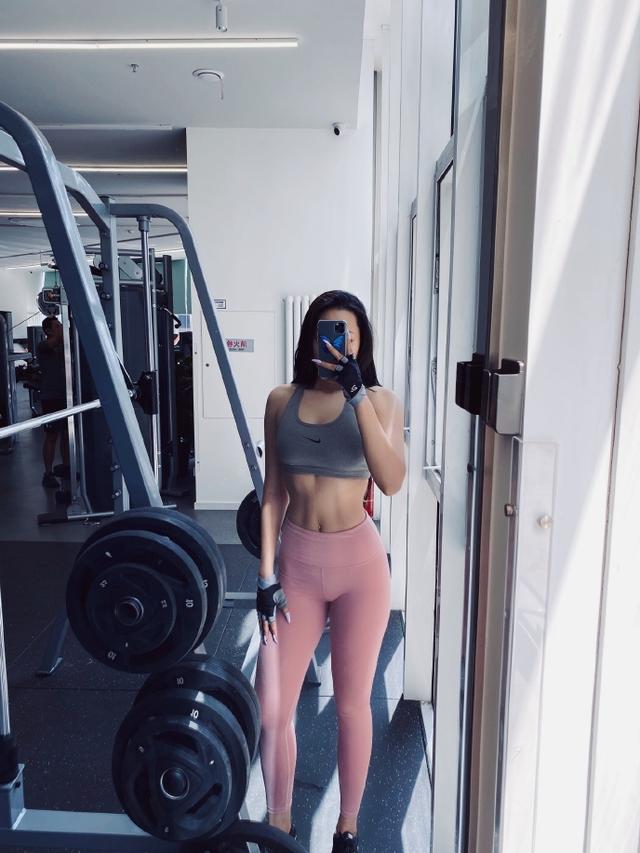 健身4年的她，腹肌馬甲線又美又撩，魔鬼身材真讓人羨慕 街拍正妹 第3张