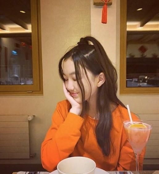 王菲女兒李嫣出街，穿超短褲身披黑色西裝，一頭黃發成熟不像14歲 娛樂八卦吃瓜 第6张
