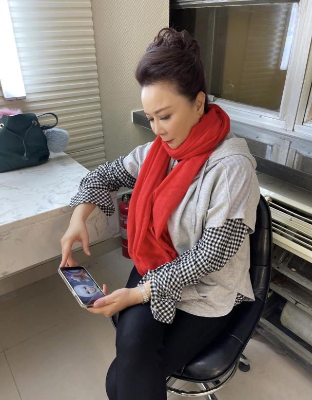 蔡明罕見出席活動，60歲了依舊滿臉膠原蛋白，好狀態打破住院傳聞 娛樂八卦吃瓜 第6张