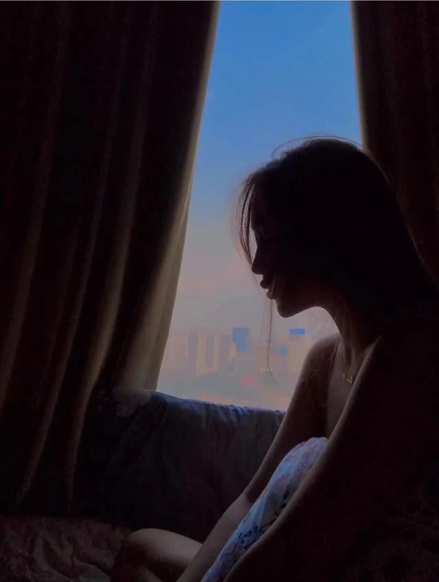 情人节女孩要送礼物女生七夕这样发朋友圈，真的太加分了
