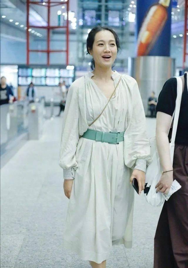 朱丹精緻打扮現身機場，淡綠色裙子扎小辮太少女，臉部憔悴卻減分 娛樂八卦吃瓜 第4张