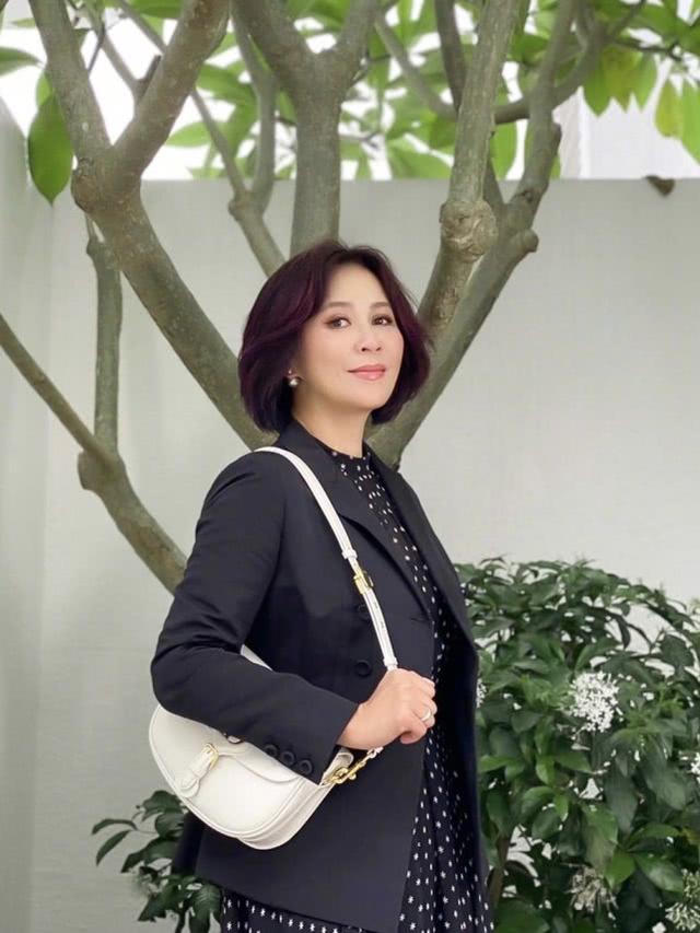 劉嘉玲曬近照，穿波點連衣裙搭配西裝外套，大氣造型展現復古美 娛樂八卦吃瓜 第1张
