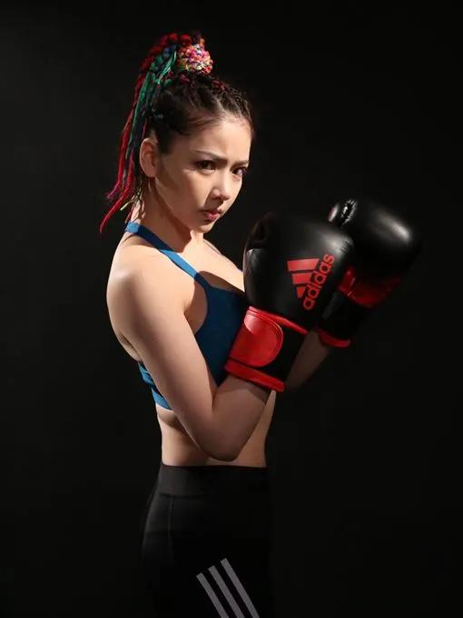 29歲女明星挑戰大重量硬拉，上圍傲人，網友：這身材好犯規 健身減肥達人 第7张