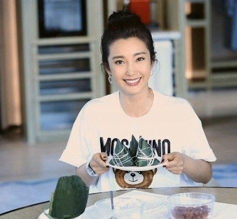 大花李冰冰罕見營業，拍小視頻展示廚藝，扎丸子頭年輕了不止10歲 娛樂八卦吃瓜 第4张