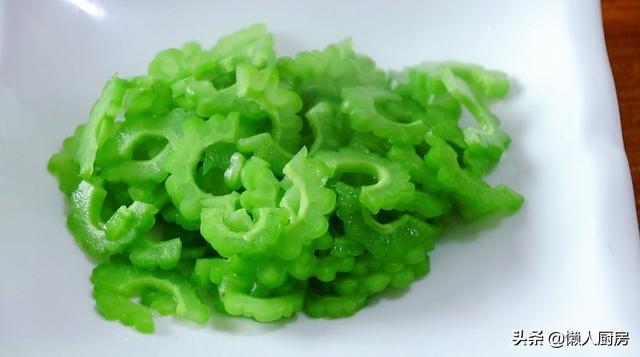 苦瓜炒肉絲，教你一招，肉絲又嫩又滑，一點都不柴 熱愛美食 第15张