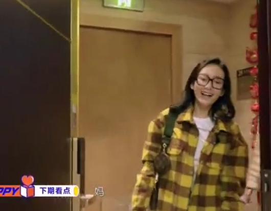 王鸥妈妈综艺首秀！装扮时尚颜值不输女儿，穿着打扮洋气颜值超高