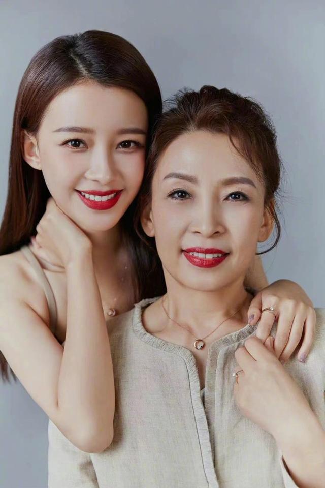 「京圈太子妃」孫怡曬和親媽合影，母女倆如同復制粘貼，基因強大 娛樂八卦吃瓜 第2张