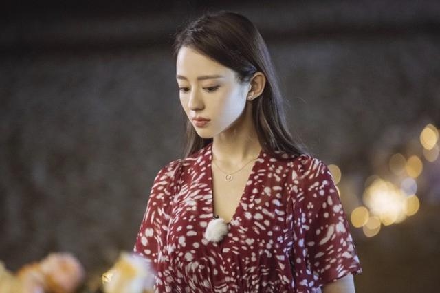 吉娜不愧是「小公主」！現身綜藝節目穿紅色碎花長裙，顏值太吸睛 娛樂八卦吃瓜 第1张