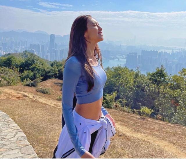 90後憑什麼斬獲香港小姐冠軍？初戀臉A4腰大長腿，妥妥的女神 街拍正妹 第3张