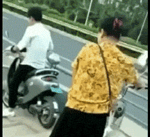 哥們，褲子不合身就別穿出來了，全車的人看了都想吐，多尷尬啊 搞笑整蠱 第8张