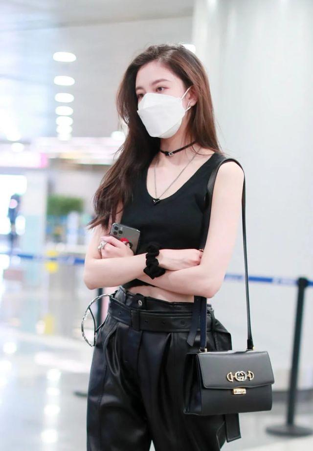 宋妍霏現身機場，黑背心配工裝褲化身「女特工」，單手插兜氣場強 娛樂八卦吃瓜 第4张